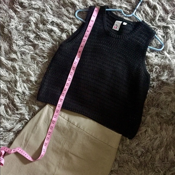 Sleeveless slightly cropped sweater💕 - Picture 7 of 8